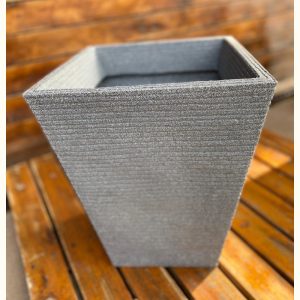 Maceta rotomoldeo MAIDA piramidal rayada